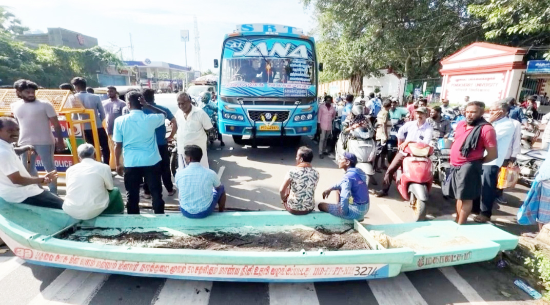 தூண்டில் வளைவு அமைக்க கோரி மறியல்