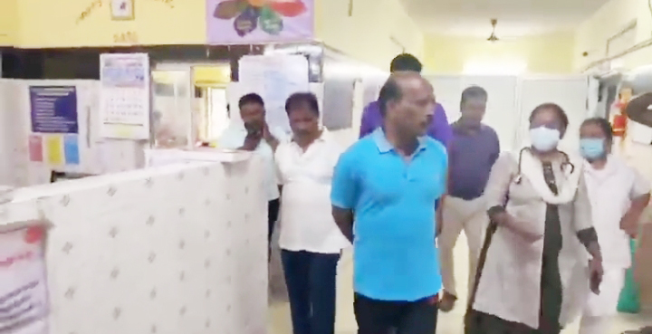 கள்ளக்குறிச்சியில் மருத்துவமனையில் அசுத்தம் மருத்துவர்களை கடிந்து கொண்ட அமைச்சர்