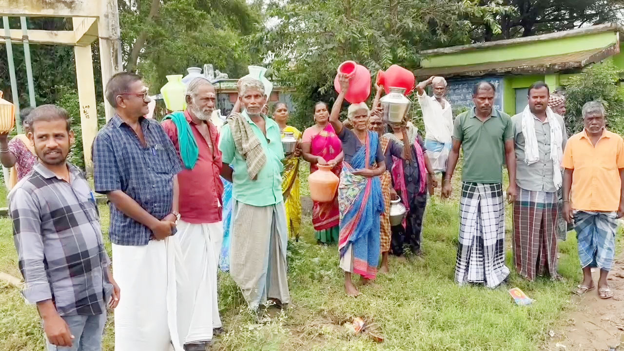மின்மாற்றிப் பழுதால் குடிநீர் விநியோகம் பாதிப்பு! காலி குடங்களுடன் மக்கள் போராட்டம்