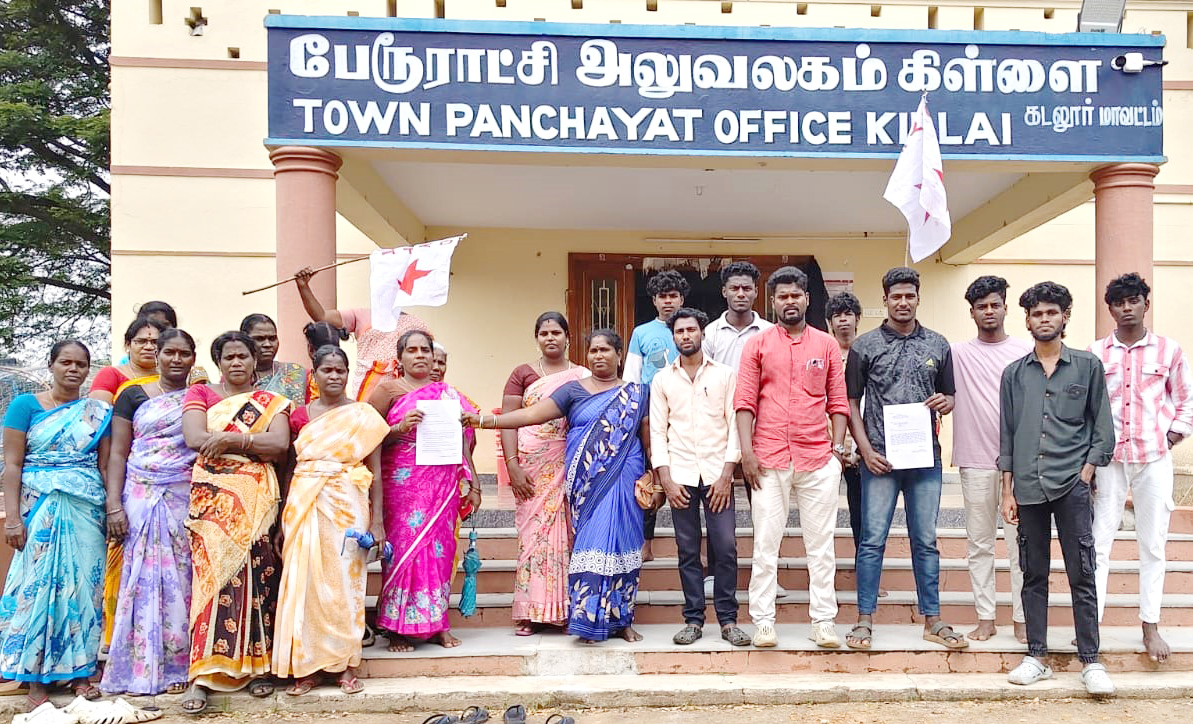 கிள்ளை பேரூராட்சியில் சேறும் சகதியுமான சாலை புதிய சாலை அமைக்க வாலிபர் சங்கம் கோரிக்கை