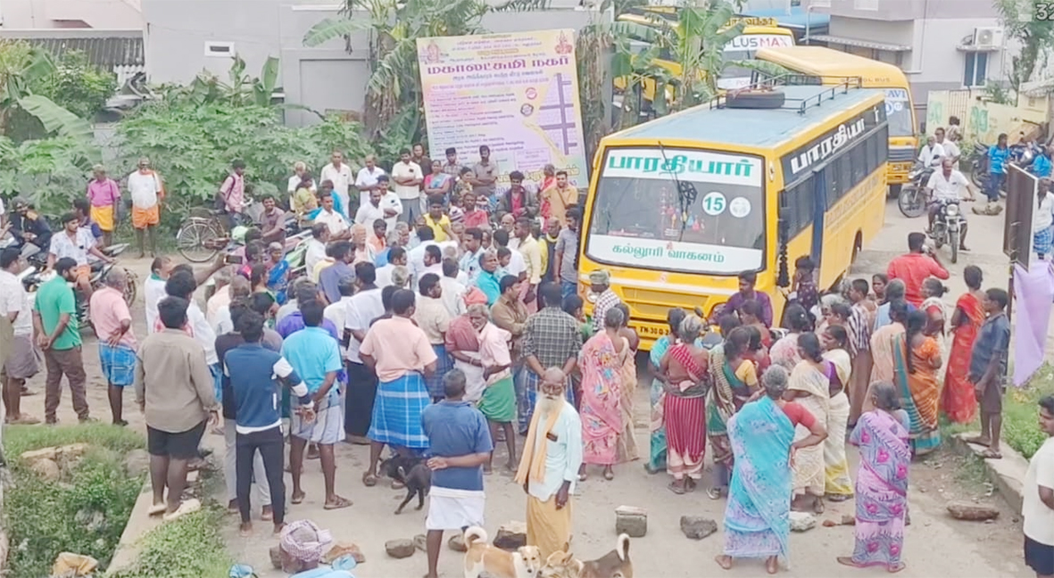 சாலை வசதி கேட்டு மறியல்