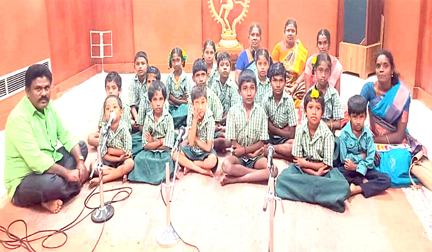 வானொலி நிகழ்ச்சியில் பங்கேற்ற அரசுப் பள்ளி மாணவர்கள்