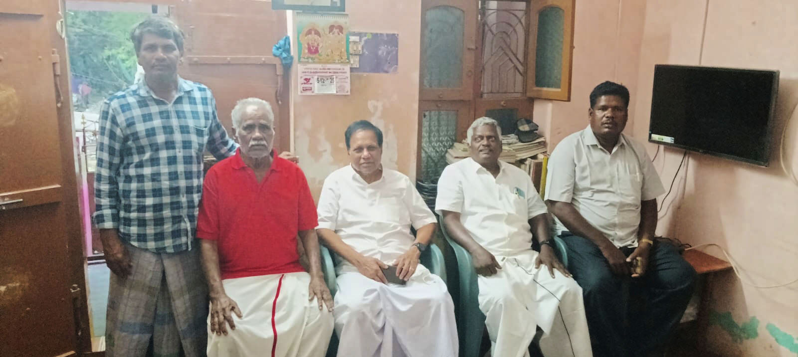 92 வயதிலும் களப்பணியாற்றும் கட்சி உறுப்பினரை நலம் விசாரித்த தலைவர்கள்