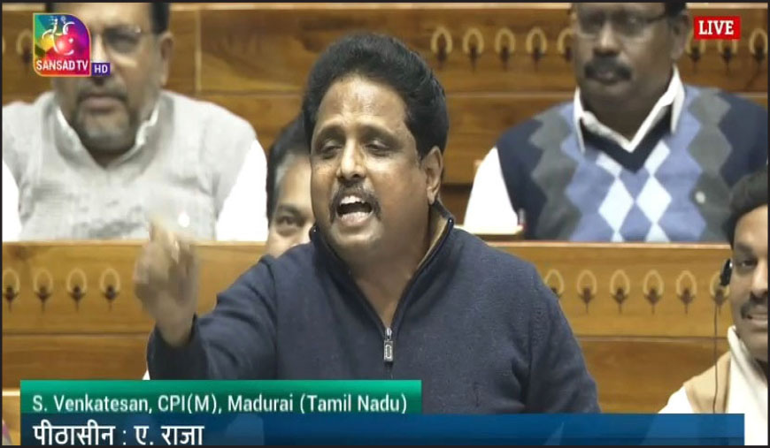 ‘தாயைக் கொல்லும் பஞ்சத்தைத் தடுக்க முயற்சி யுறார், வாயைத் திறந்து சும்மா - கிளியே! வந்தே மாதர மென்பார்!’