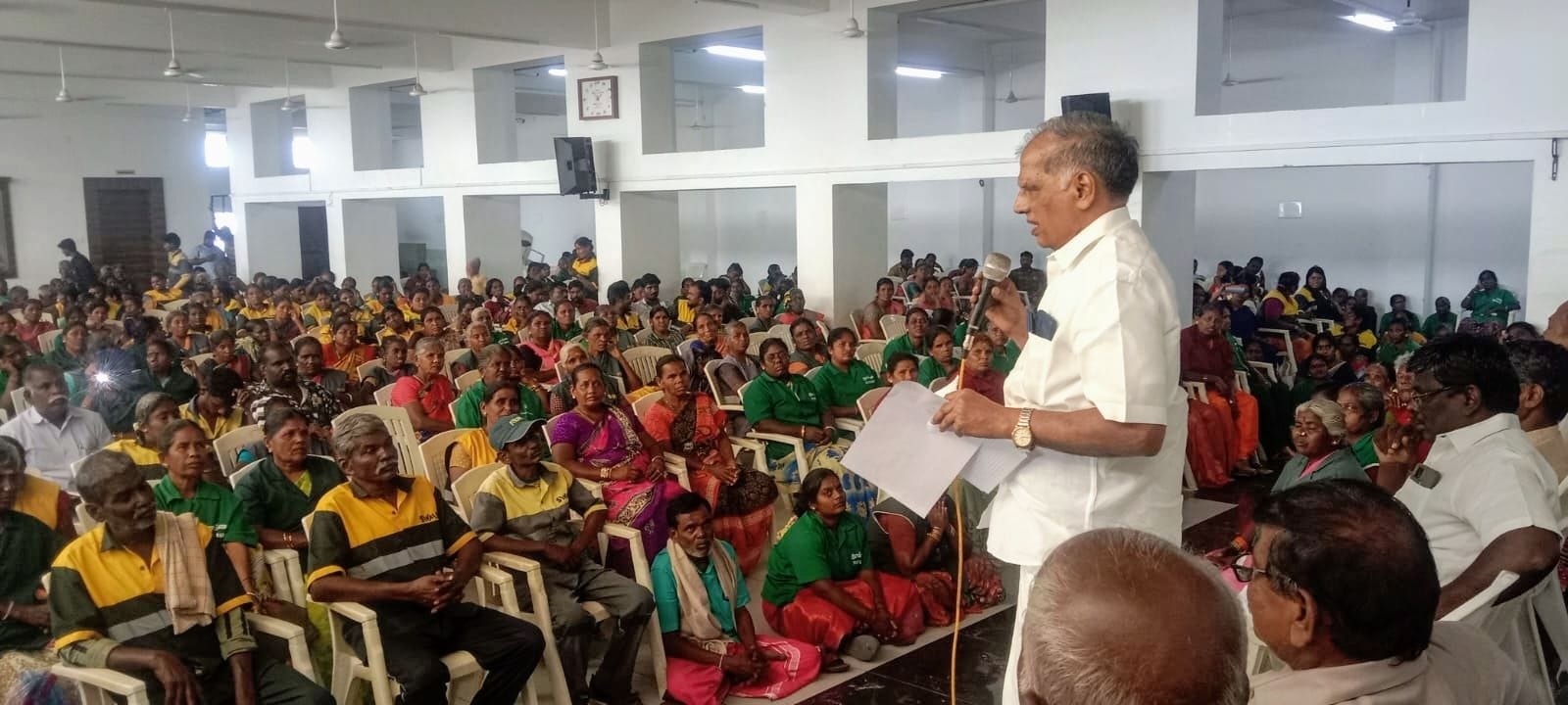 நீதிமன்ற உத்தரவுப்படி கூலி உயர்வு வழங்கக் கோரி உள்ளாட்சி ஊழியர்கள் சாலை மறியல்: 1100 பேர் கைது