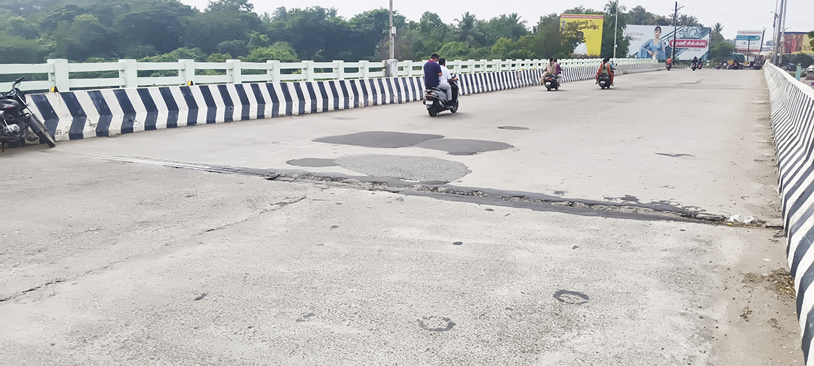 விபத்தை ஏற்படுத்தும் காவிரி ஆற்று மேம்பாலம்!