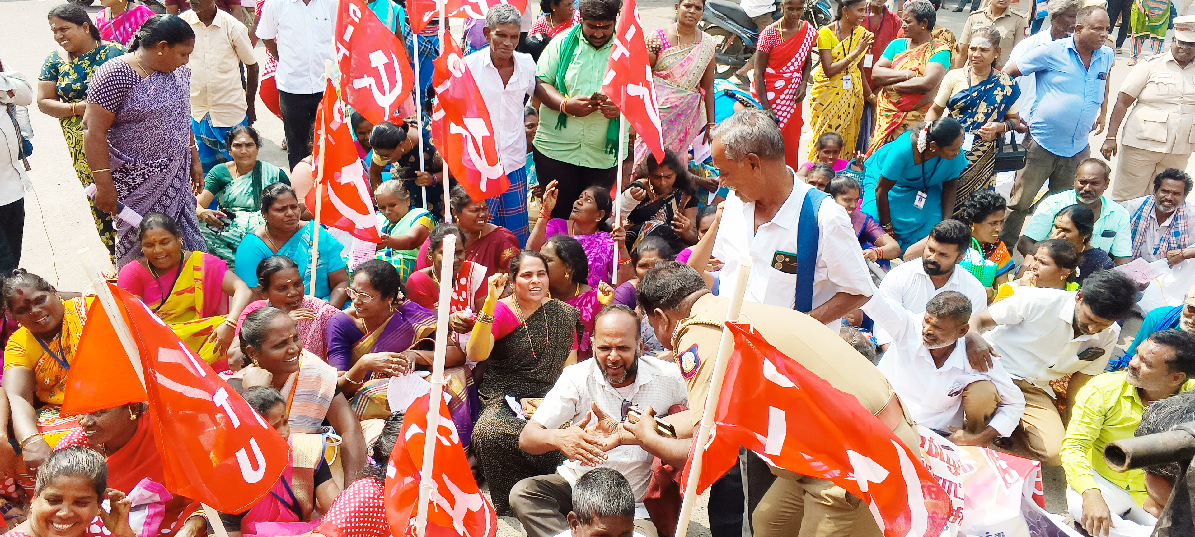 உள்ளாட்சித் துறை தொழிலாளர்களை பணி நிரந்தரம் செய்ய கோரி சாலை மறியல்