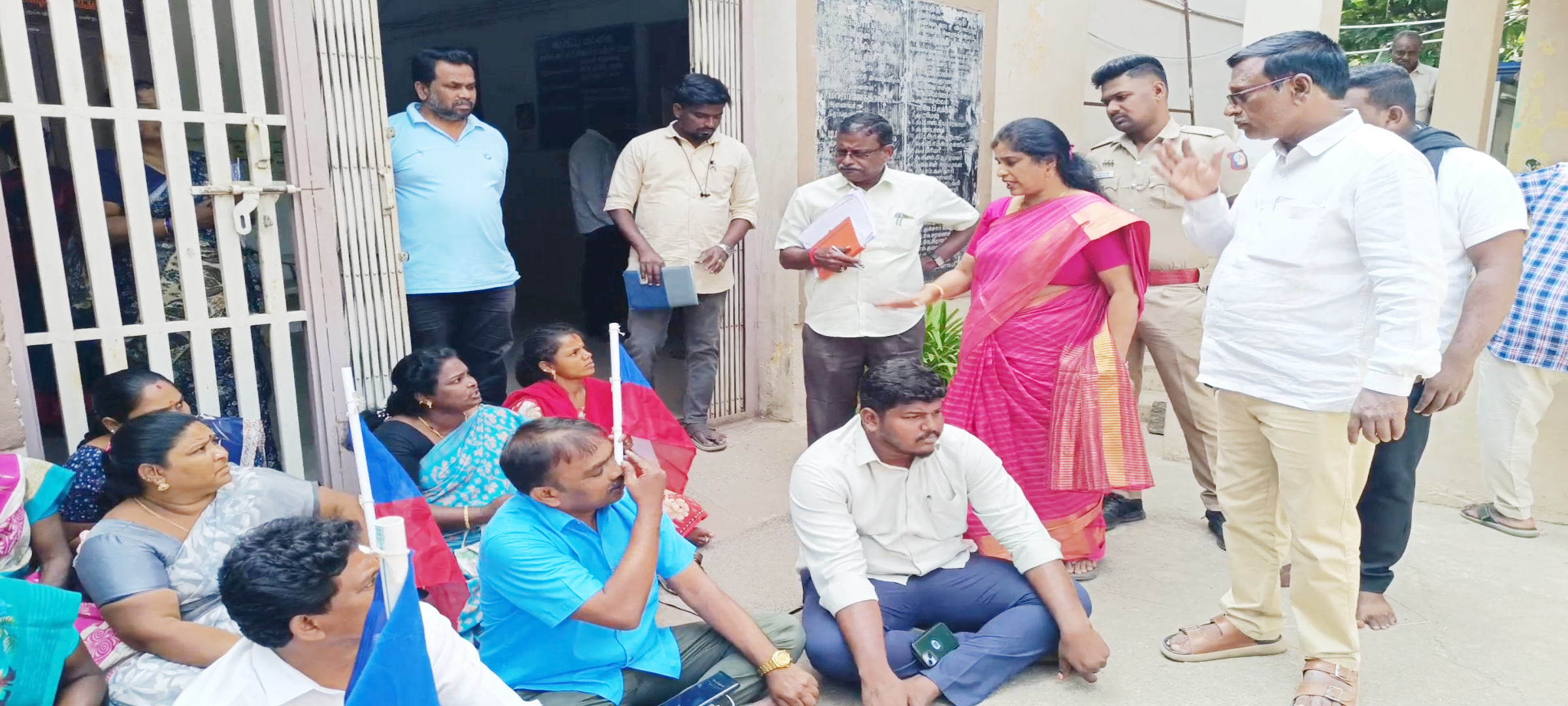 திருப்பத்தூர் நகராட்சி நிர்வாகத்தை கண்டித்து தர்ணா