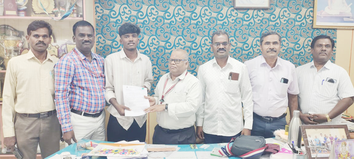 தென்னிந்திய அளவில் வாலிபால் போட்டி அரசு கலைக்கல்லூரி மாணவருக்கு பாராட்டு