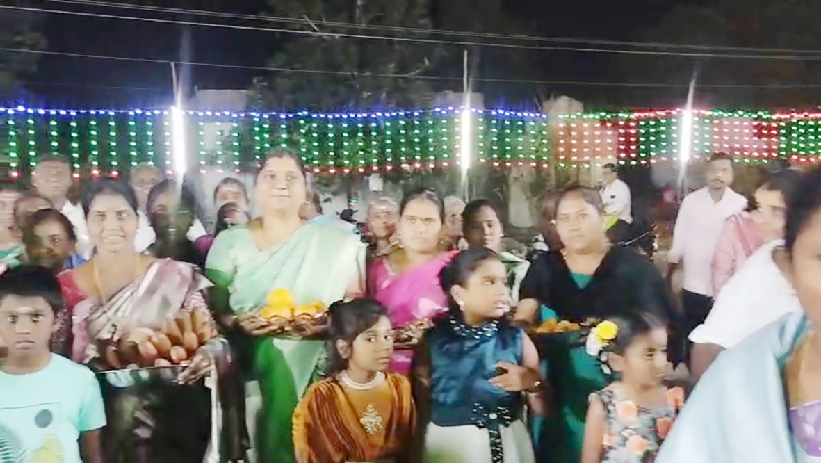 தேவாலய திருவிழாவிற்கு ஐயப்ப பக்தர்கள் சீர்வரிசை