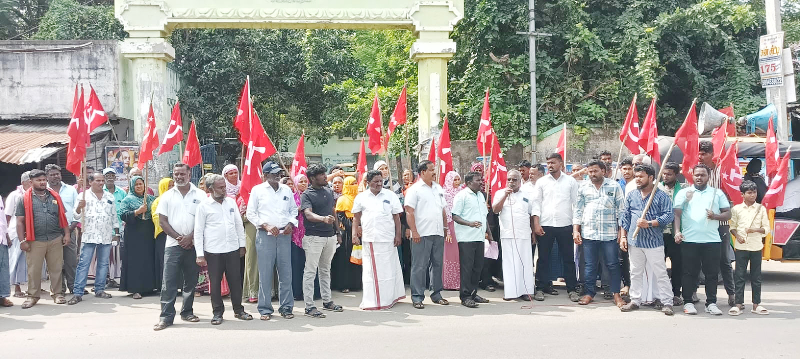 அடிப்படை பிரச்சனைகளை தீர்க்காத அதிகாரிகளை கண்டித்து போராட்டம்