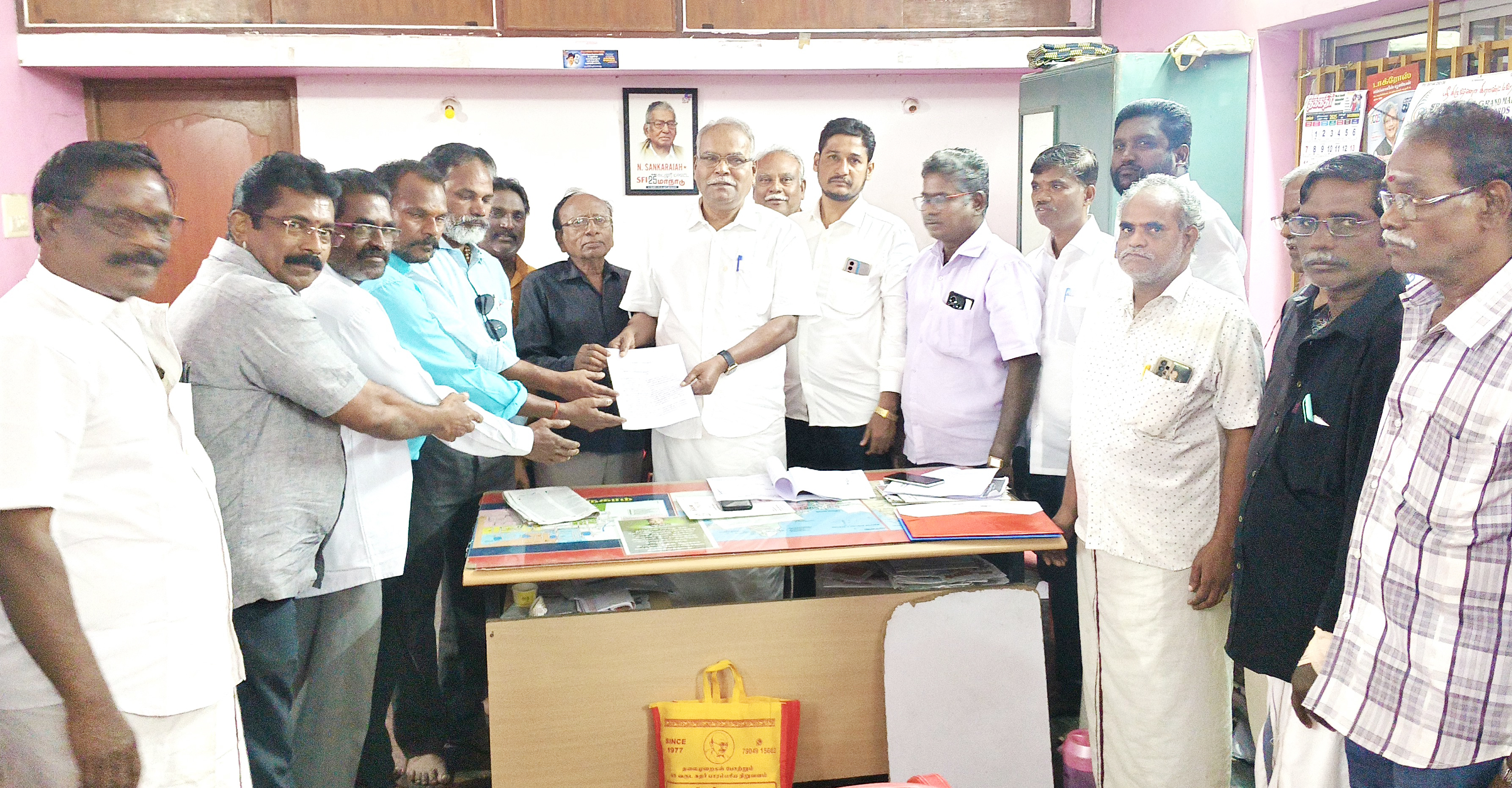 சிதம்பரத்தில் ஏழை மக்களின் வீடுகள் அகற்றப்படுவதை தடுக்க கோரிக்கை கே. பாலகிருஷ்ணன், கி. வீரமணியிடம் பொதுமக்கள் மனு