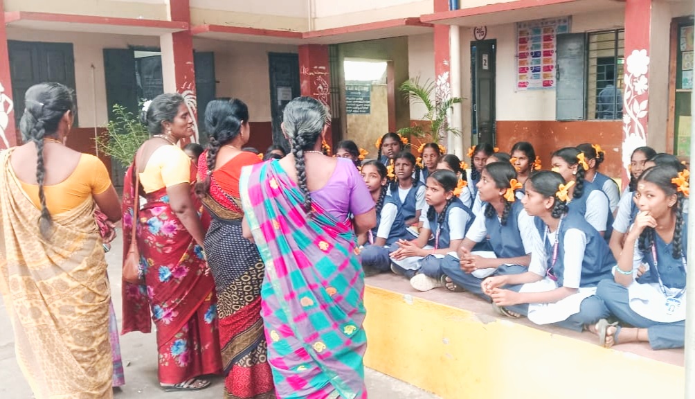 மகளிர் பள்ளியில் அடிப்படை வசதிகள் மாதர் சங்கத்தினர் ஆய்வு