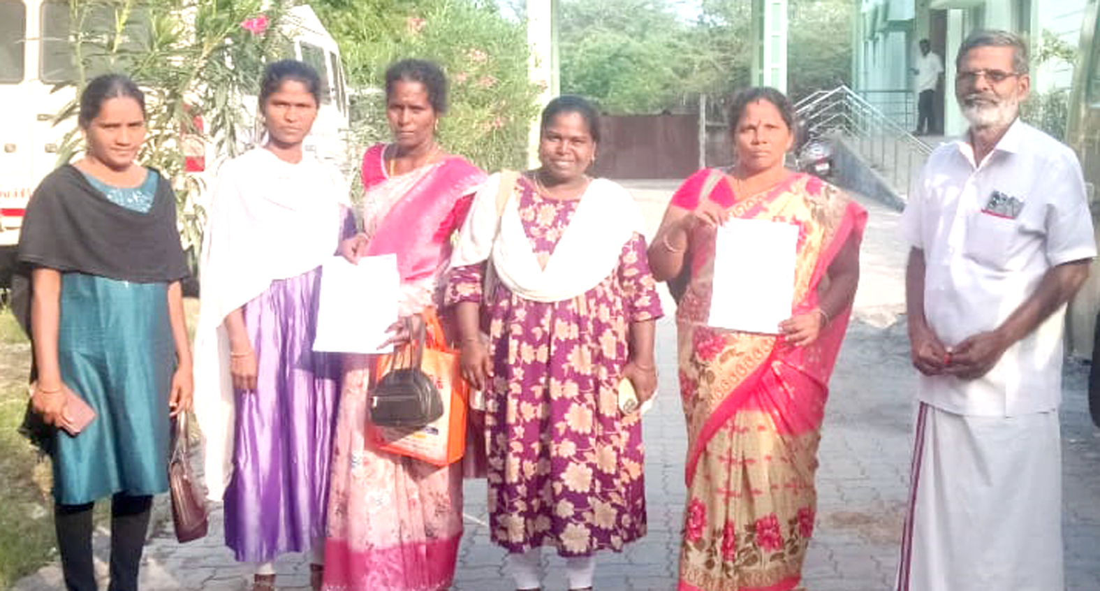 பணியை வரன்முறைப்படுத்தக் கோரி மக்களைத் தேடி மருத்துவ ஊழியர்கள் மனு
