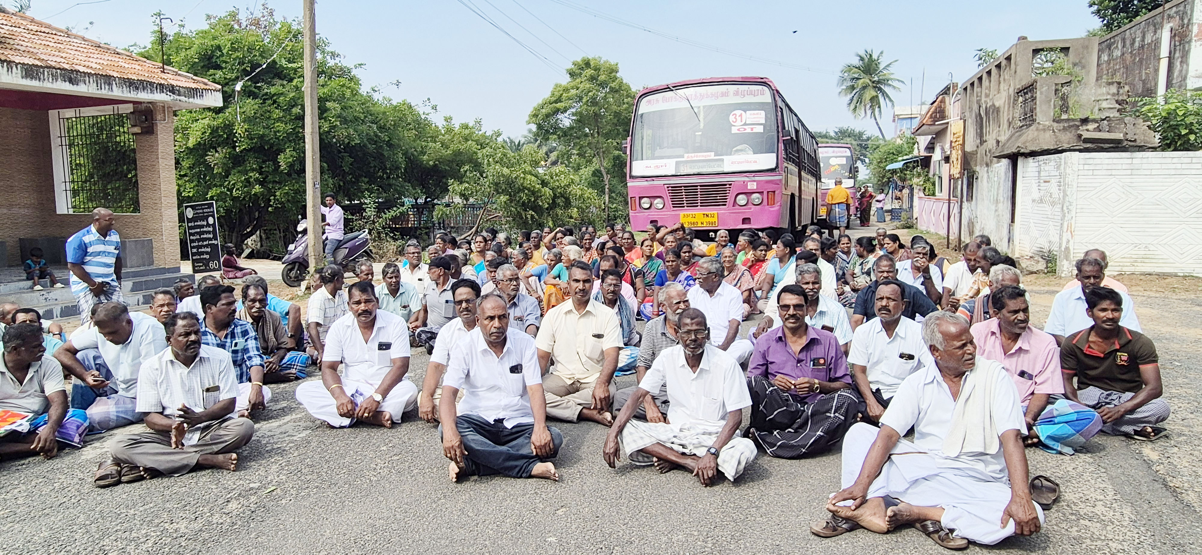 ரெட்டியார் பேட்டையில் அரசு பேருந்துகளை சிறைபிடித்து கிராம மக்கள் போராட்டம்