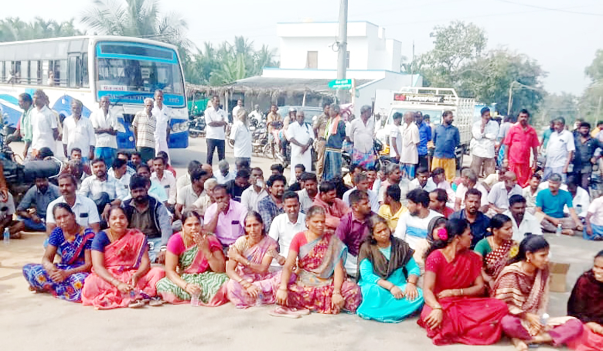சாலையை சீரமைக்கக்கோரி மலைவாழ் மக்கள் சங்கம் மறியல்