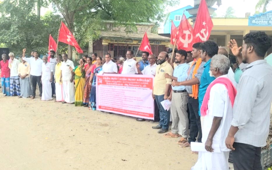 கீரப்பாளையம் வட்டார வளர்ச்சி அலுவலகம் முன்பு சிபிஎம் ஆர்ப்பாட்டம்