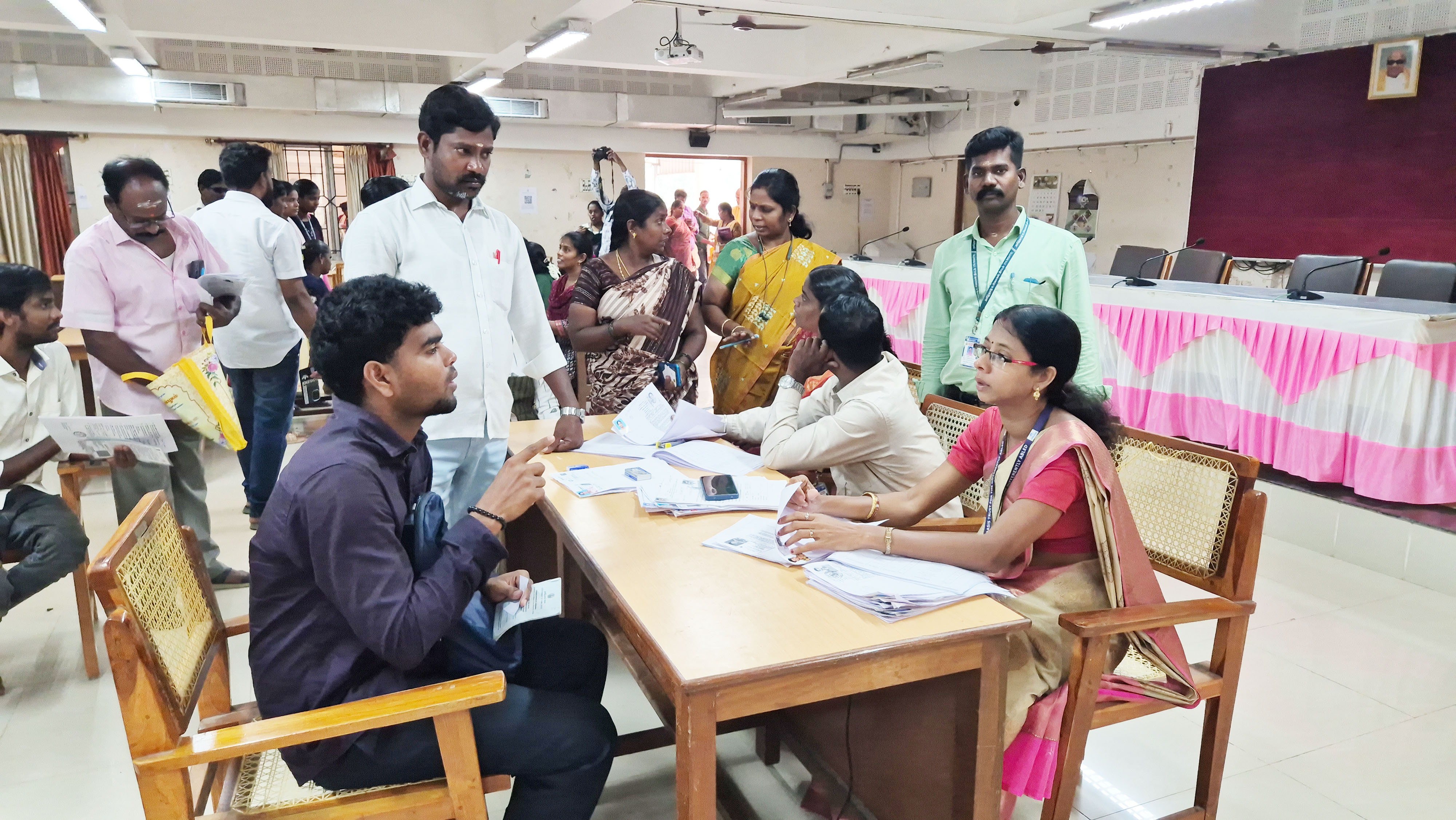வலுக்கு அனுப்பி வைத்தனர். மாற்றுத்திறனாளிகளுக்கு கைபேசி வழங்க நேர்காணல்