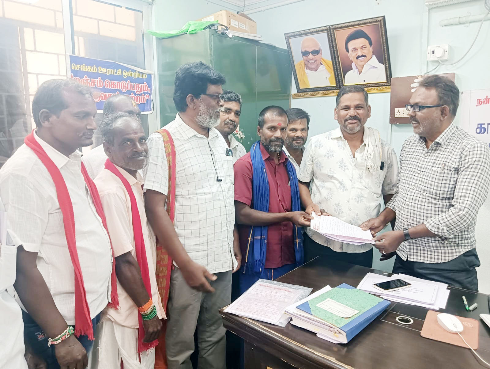 உச்சிமலை குப்பம் கிராமத்தில் அடிப்படை வசதிகள் கோரி ஆர்ப்பாட்டம்