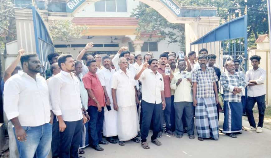 பொன்னேரி நகராட்சி ஆய்வாளர் மீது நடவடிக்கை கோரி முற்றுகை