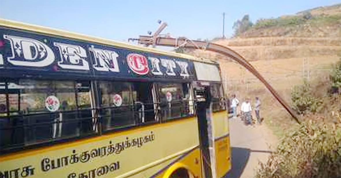 பேருந்து மீது விழுந்த மின்கம்பம்