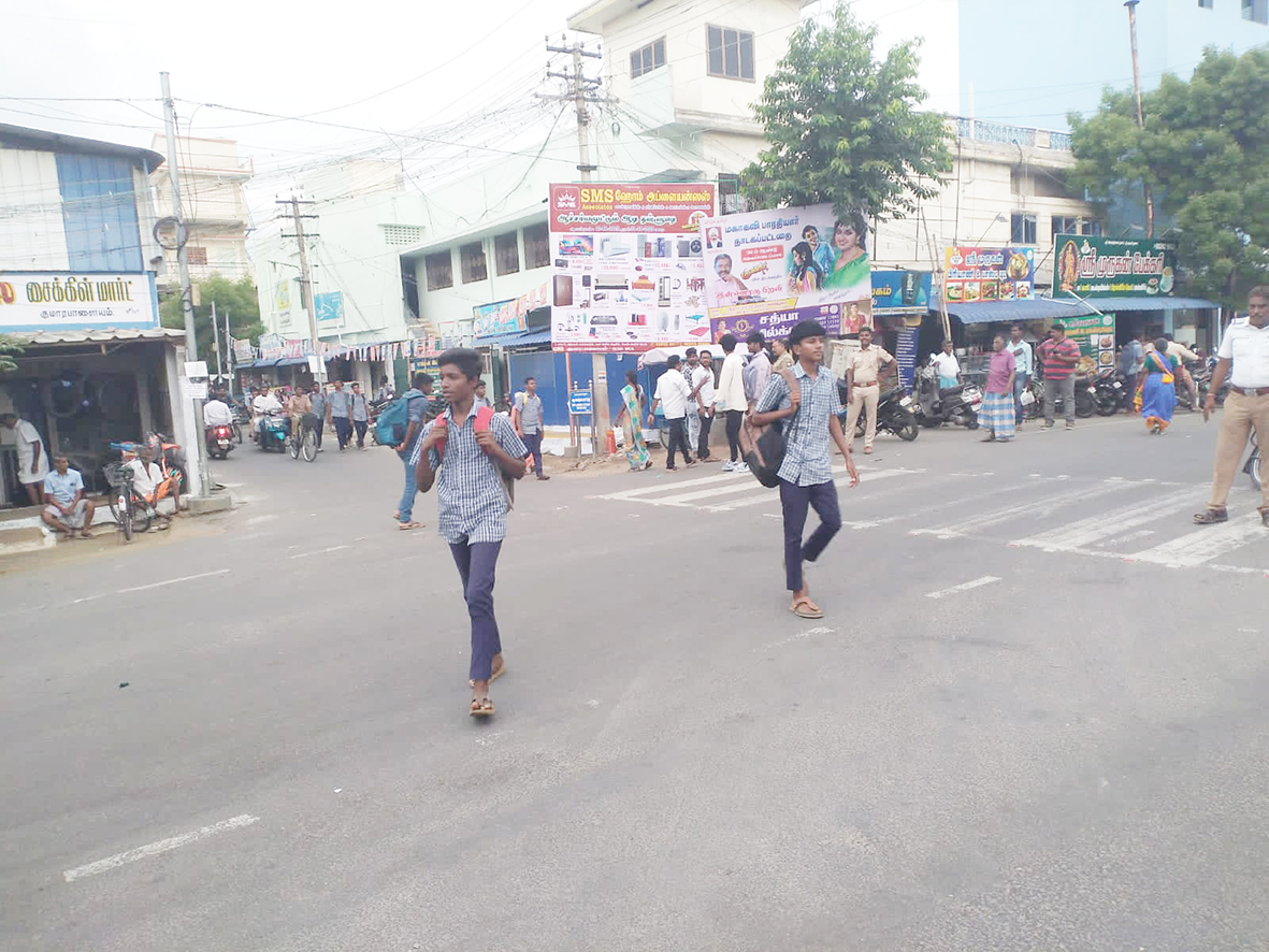 நடை மேம்பாலம் அமைக்க வலியுறுத்தல்