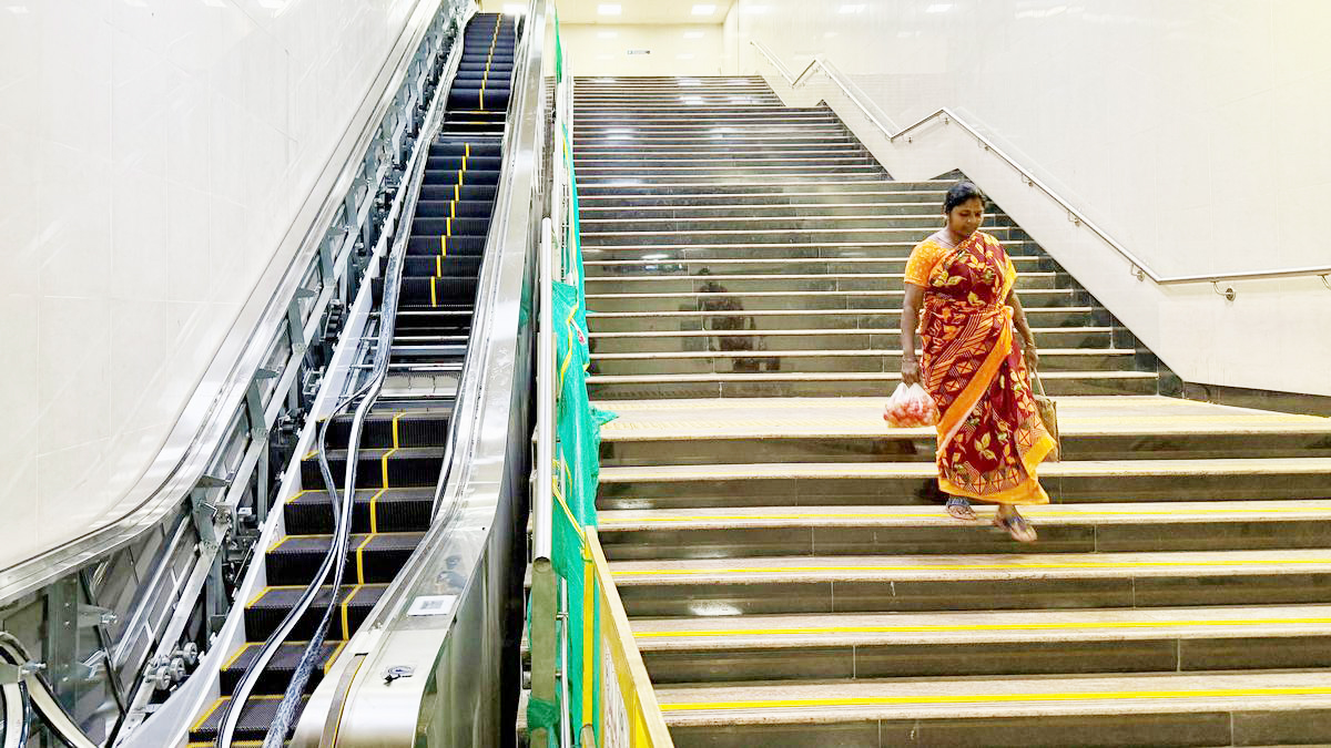 மெட்ரோ ரயில் நிலையங்களில் கூடுதலாகப் நகரும் படிக்கட்டுகள் அமைக்கும் பணி தாமதம்