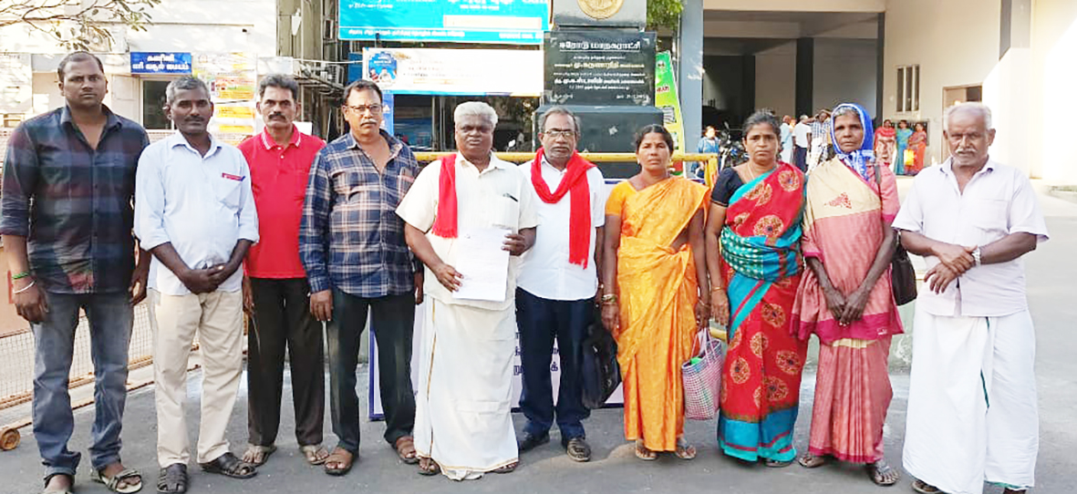 வாக்குரிமை, அடிப்படை வசதிகள் கேட்டு ஆட்சியரிடம் மனு