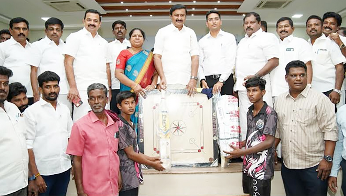 விளையாட்டு உபகரணங்கள் வழங்கும் நிகழ்ச்சி
