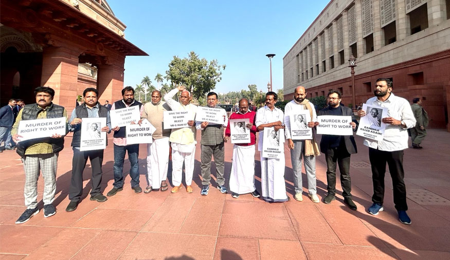 நாடாளுமன்ற வளாகத்தில் இடதுசாரி எம்.பிக்கள் ஆர்ப்பாட்டம்!