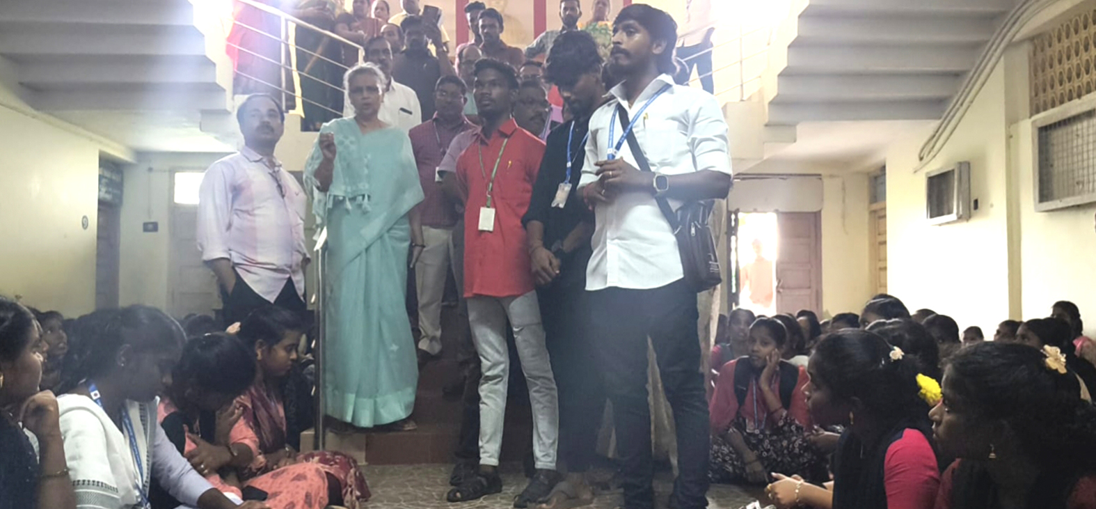 திருவாரூர் திருவிக கல்லூரியில் மாணவர்கள் உள்ளிருப்பு போராட்டம்