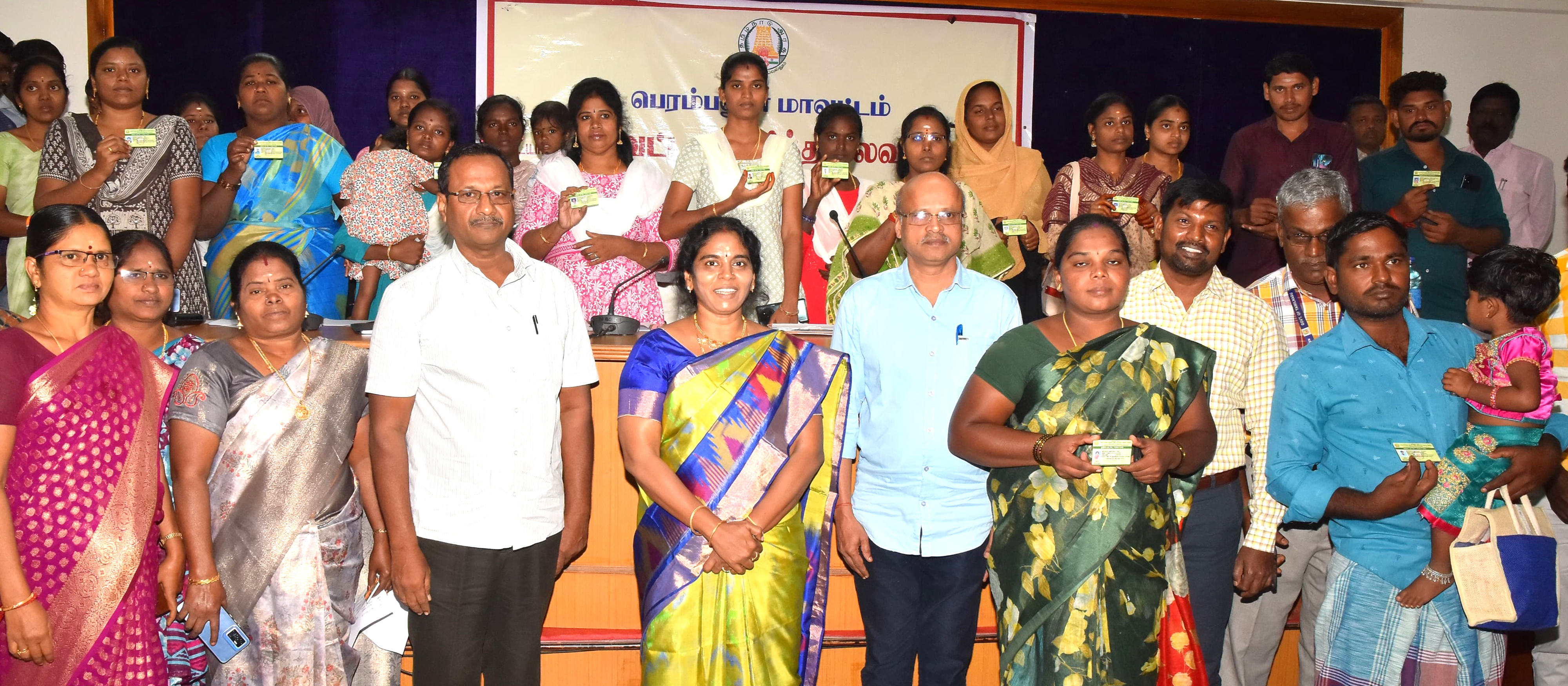 உடனே நடவடிக்கை எடுத்து புதிய குடும்ப அட்டை வழங்கிய ஆட்சியர்