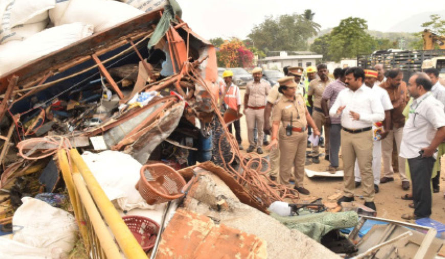தொப்பூர் கணவாய் அருகே கோர விபத்து; 4 பேர் உயிரிழப்பு