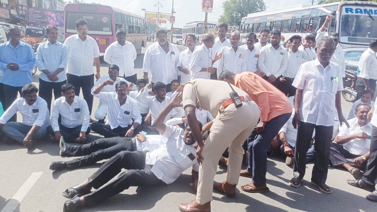 இ ஃபைலிங் முறைக்கு எதிர்ப்பு: வழக்கறிஞர்கள் போராட்டம்