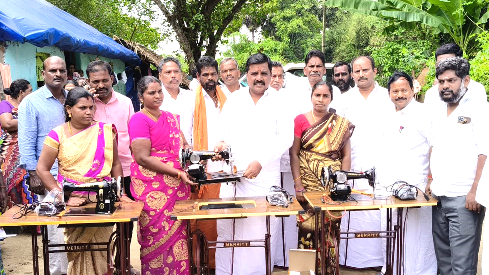 3 பெண்களுக்கு தையல் இயந்திரம் வழங்கல்
