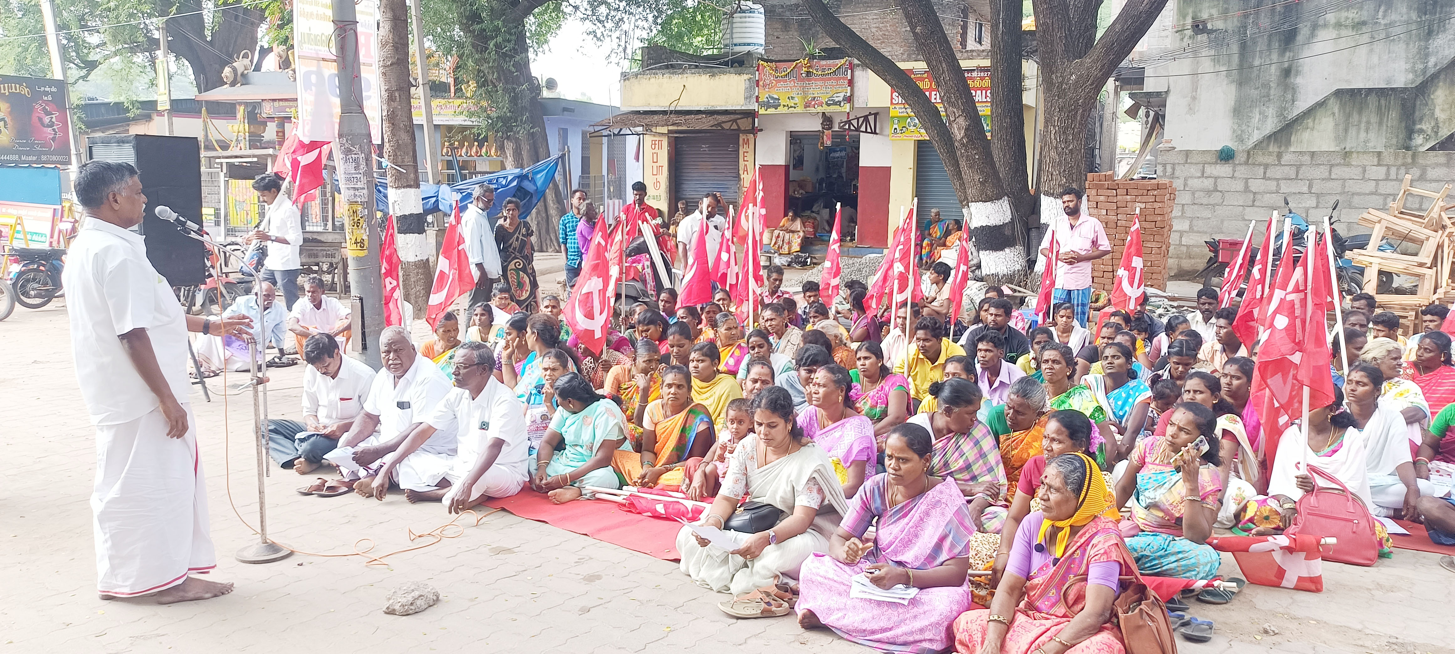 காஞ்சிபுரத்தில் இருளர் பழங்குடி மக்கள் போராட்டம்