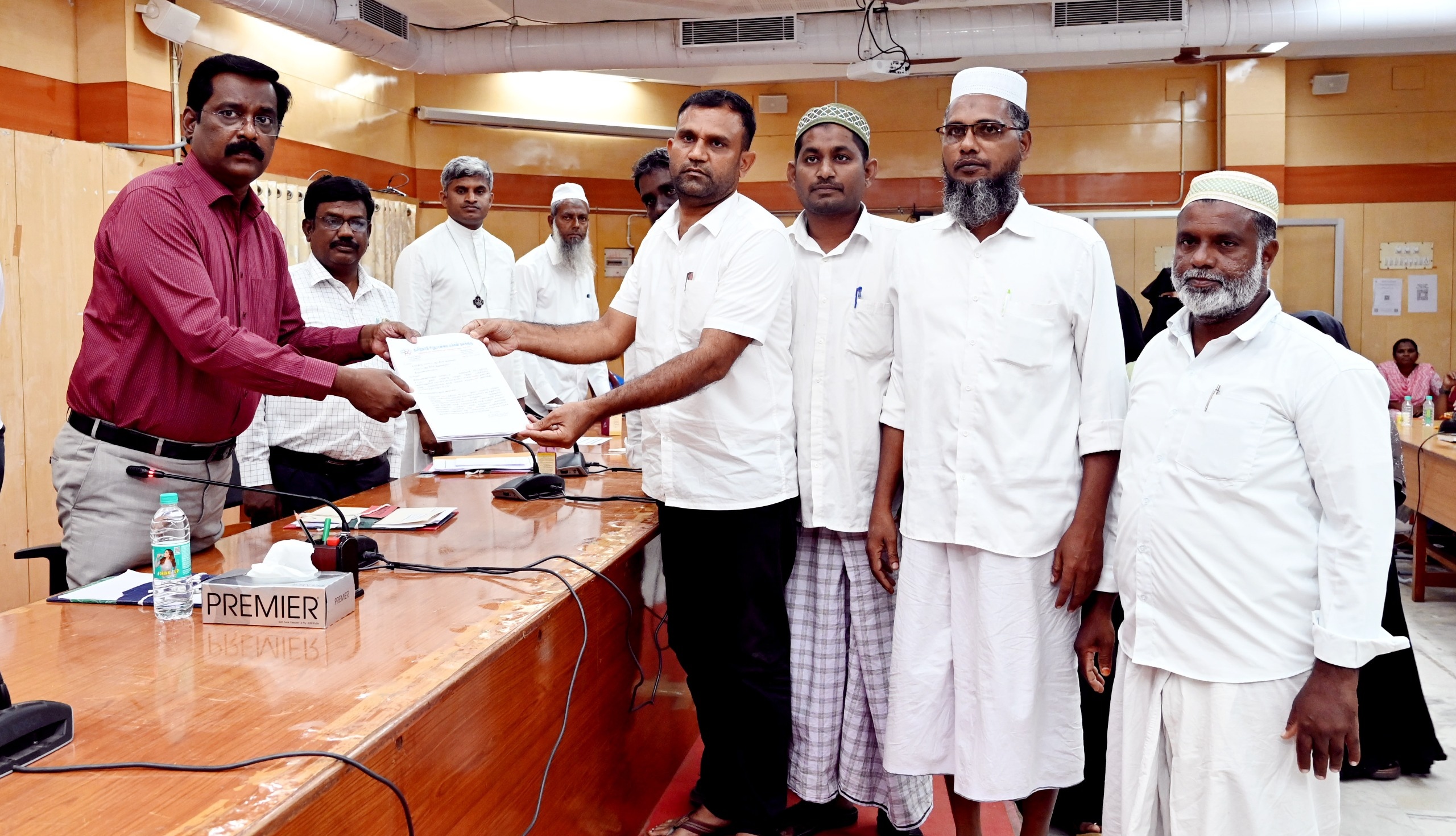 சிறுபான்மையினருக்கு அடிப்படை வசதிகள் கோரி மனு
