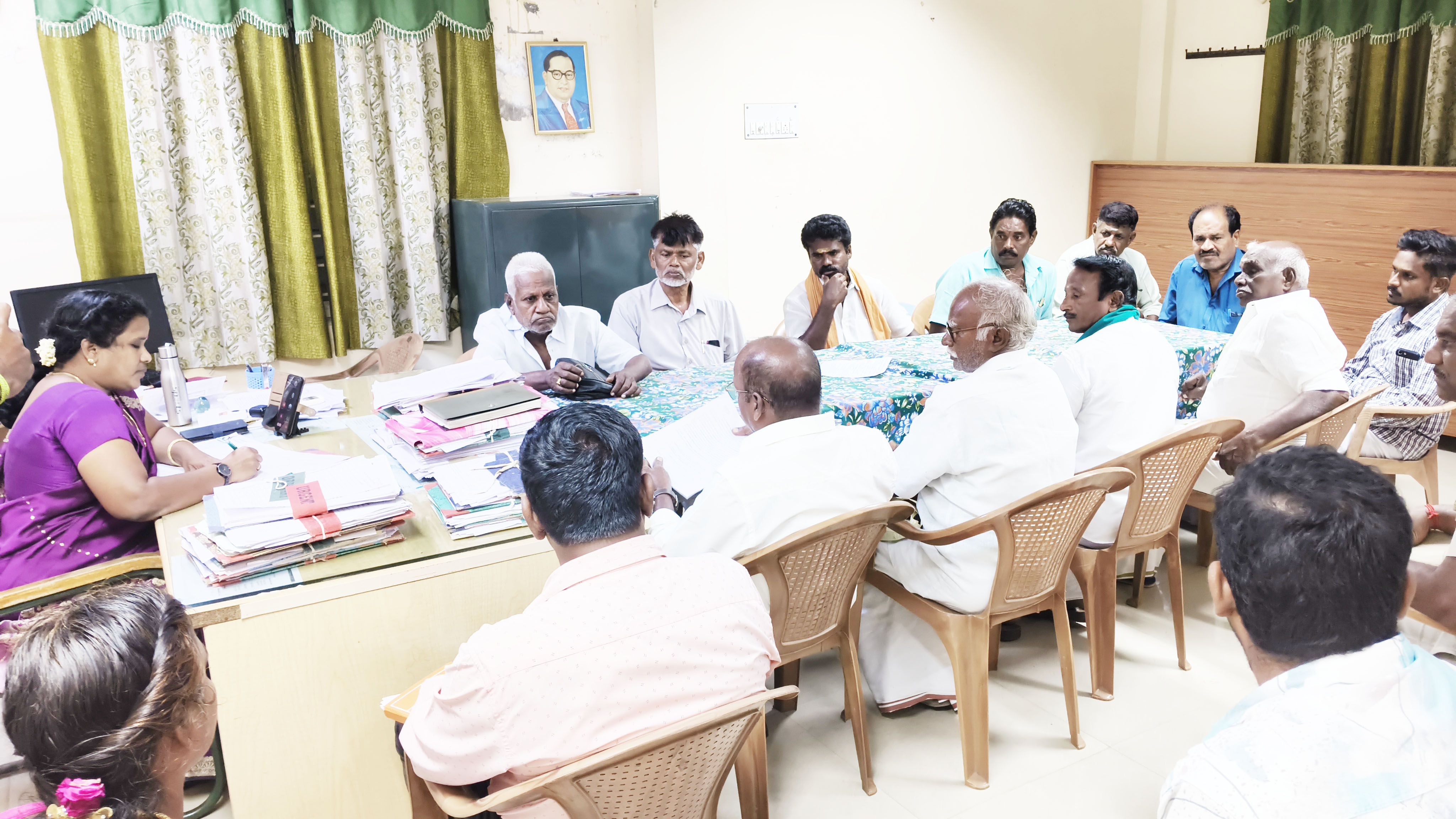 சிதம்பரம் அருகே விவசாயிகள் சாலை மறியல் போராட்டம் ஒத்திவைப்பு வட்டாட்சியர் பேச்சுவார்த்தையில் உடன்பாடு