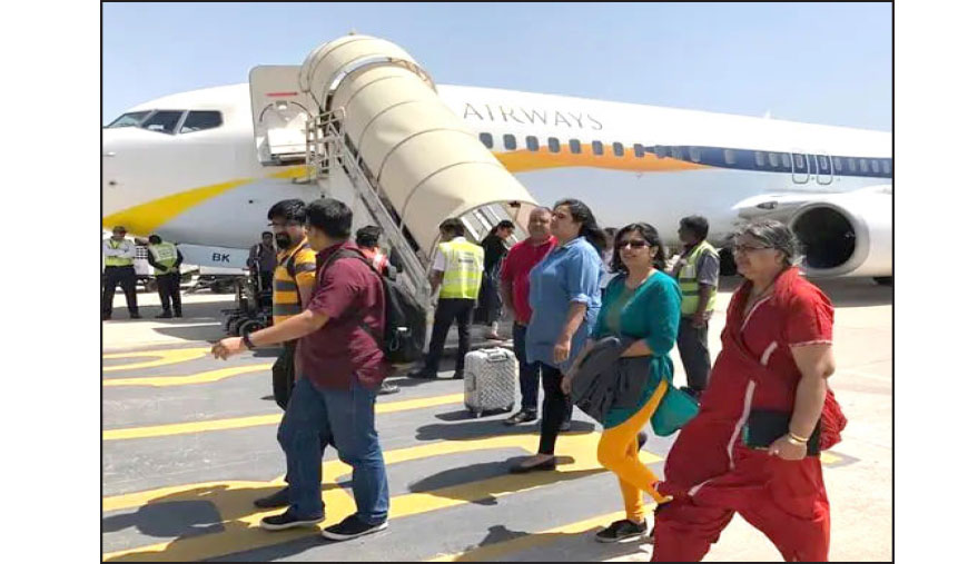 ஆண்டுதோறும் 2 லட்சம் பேர் நாட்டை விட்டு வெளியேறுகிறார்கள் நாடாளுமன்றத்தில் மோடி அரசு ஒப்புதல்