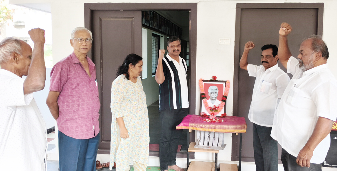 சிபிஎம் ஈரோடு மாவட்டக்குழு அலுவலகத்தில் தோழர்