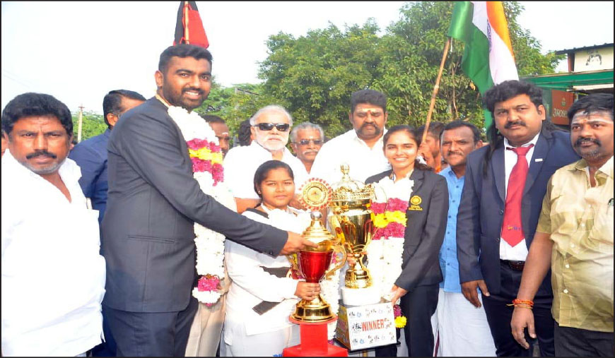 உலகக்கோப்பை ரோல்பால் ஸ்கேட்டிங் போட்டி தங்கம் வென்ற மாணவ, மாணவியருக்கு பாராட்டு