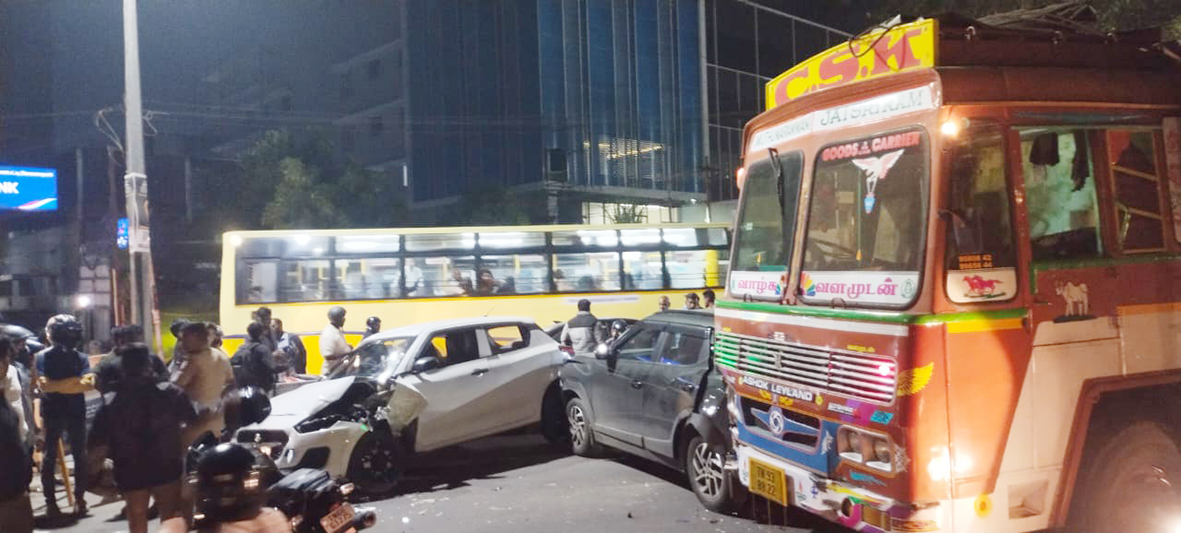 ஓட்டுநருக்கு திடீர் மாரடைப்பு: கட்டுப்பாட்டை இழந்த லாரி, நான்கு கார்கள் மீது மோதி விபத்து