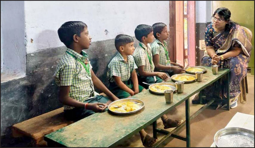 மாணவ மாணவியர்களிடம் காலை உணவு குறித்து குமரி ஆட்சியர் கலந்துரையாடல்