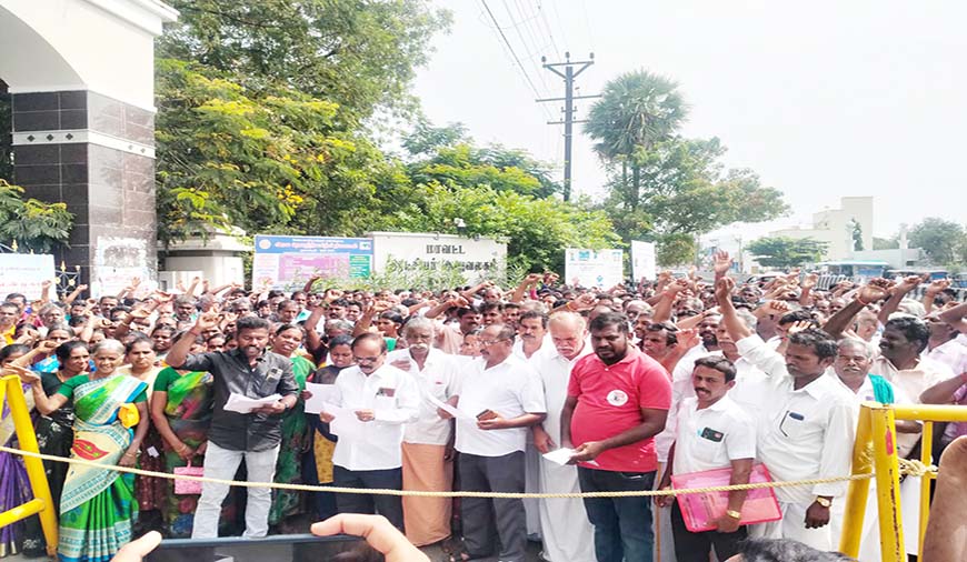குதிரைச்சாலையை தார் சாலையாக மாற்றிடுக