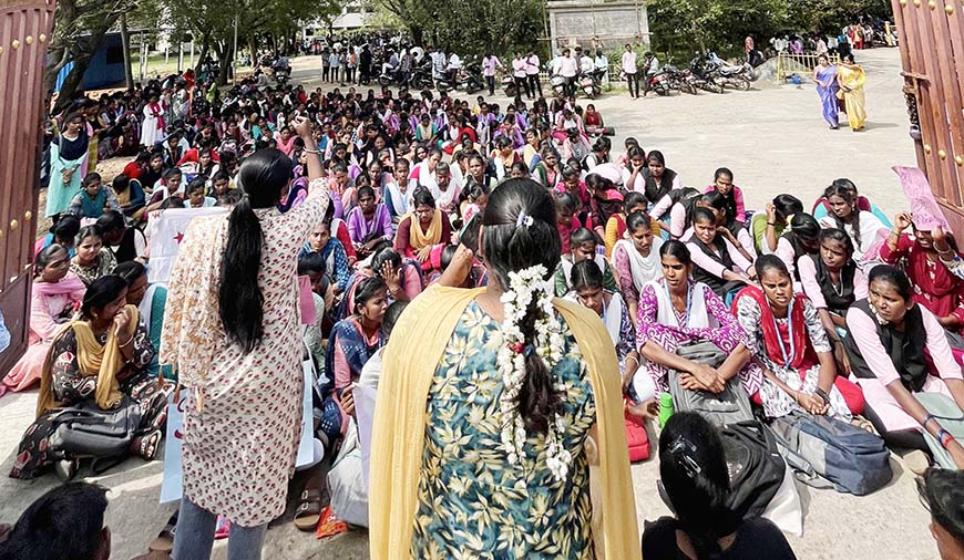 தேர்வு கட்டண உயர்வு: அரசு கல்லூரி மாணவர்கள் போராட்டம்