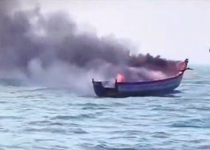பழவேற்காடு படகில் தீவிபத்து