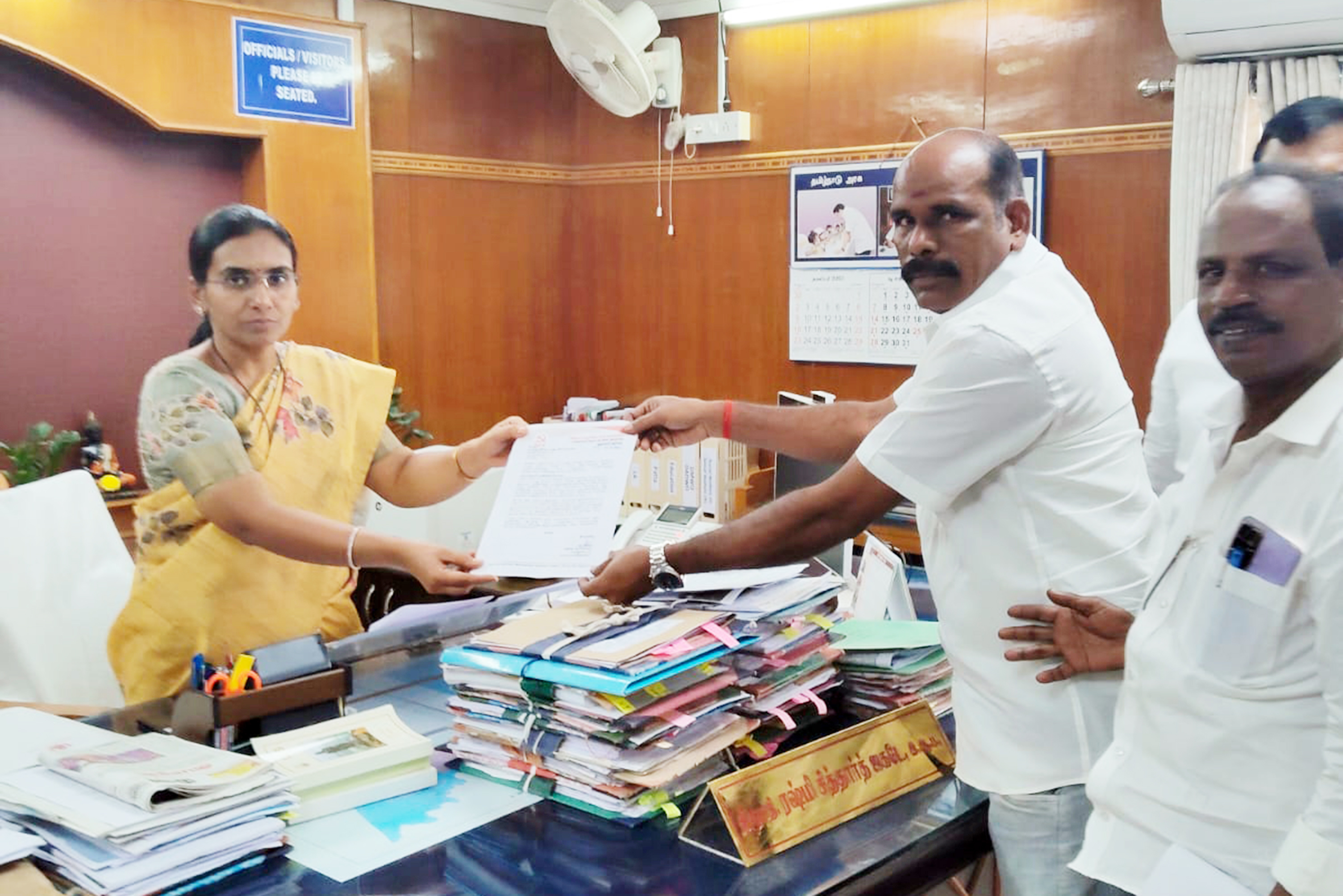 அரசு நிலத்தை மீட்டு சமூக நலக்கூடம் அமைத்திடுக! ஆட்சியரிடம் சிபிஎம் தலைவர்கள் கோரிக்கை