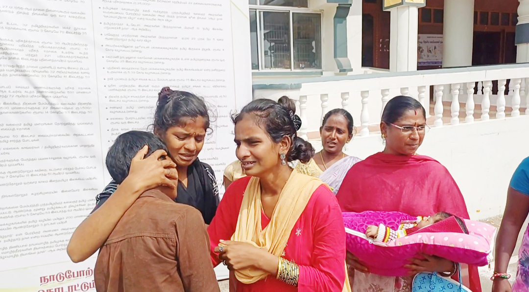 குவைத் நாட்டில் இறந்த தாயின் உடலை மீட்டு தரக்கோரி ஆட்சியரிடம் மன்றாடிய மகள்கள்