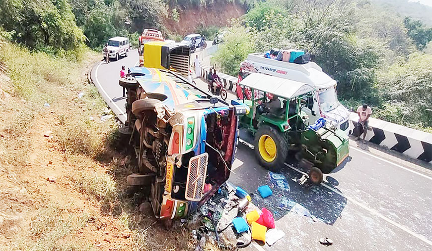 சுற்றுலா வாகனம் கவிழ்ந்து விபத்து: 20 பேர் படுகாயம்