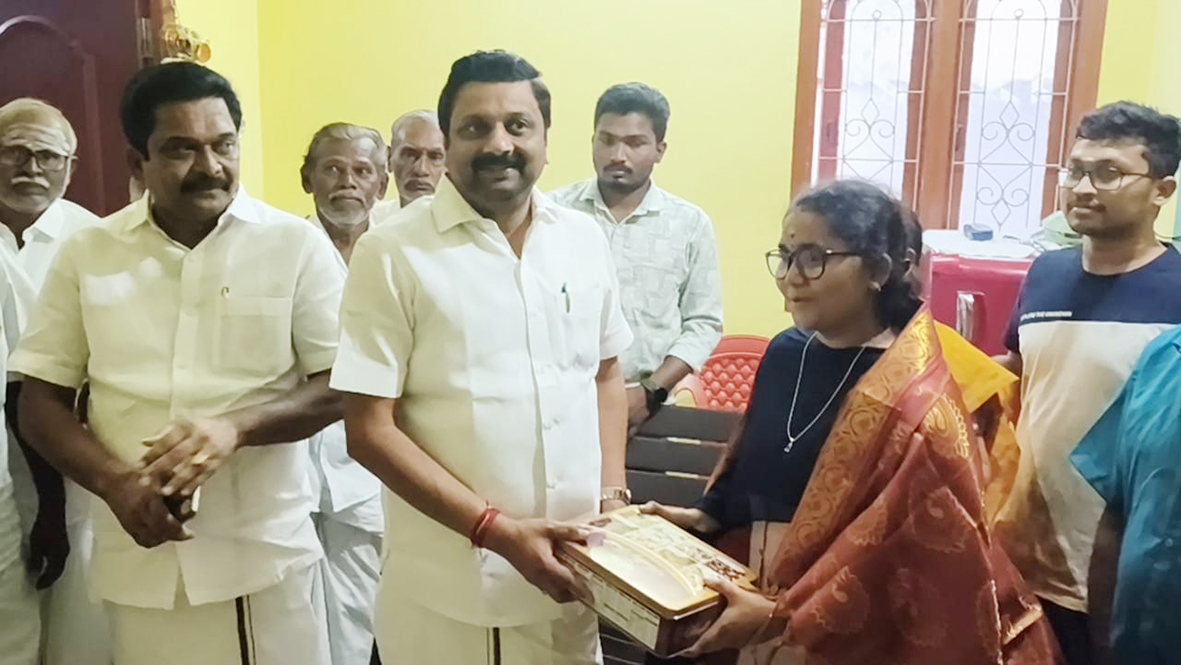 நான் முதல்வன் திட்டத்தில் வங்கி பணியாளராக தேர்ச்சி பெற்ற மாணவி
